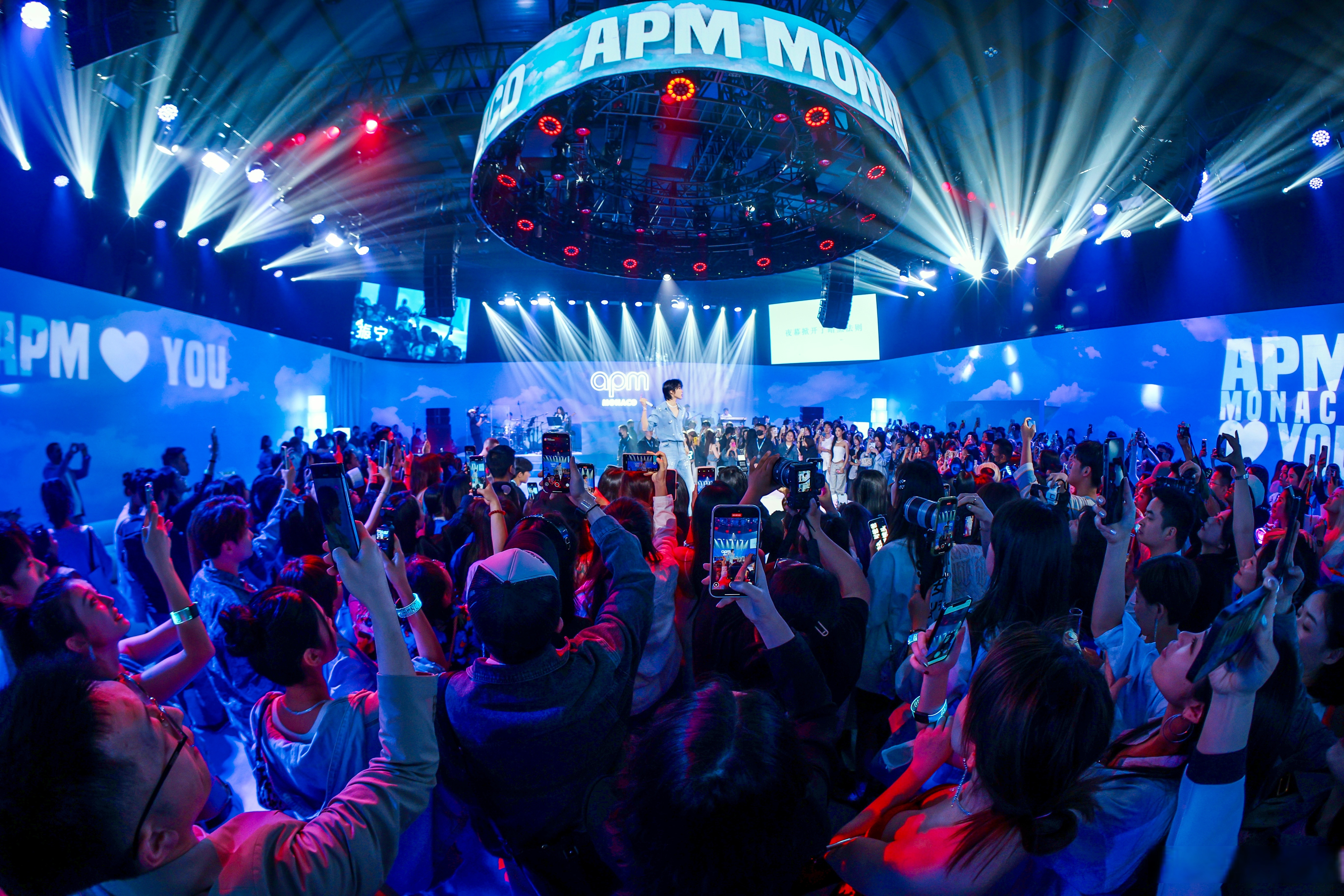 欧预赛现场直播:现场气氛火爆观众热情高涨 欧预赛现场直播:现场气氛火爆观众热情高涨