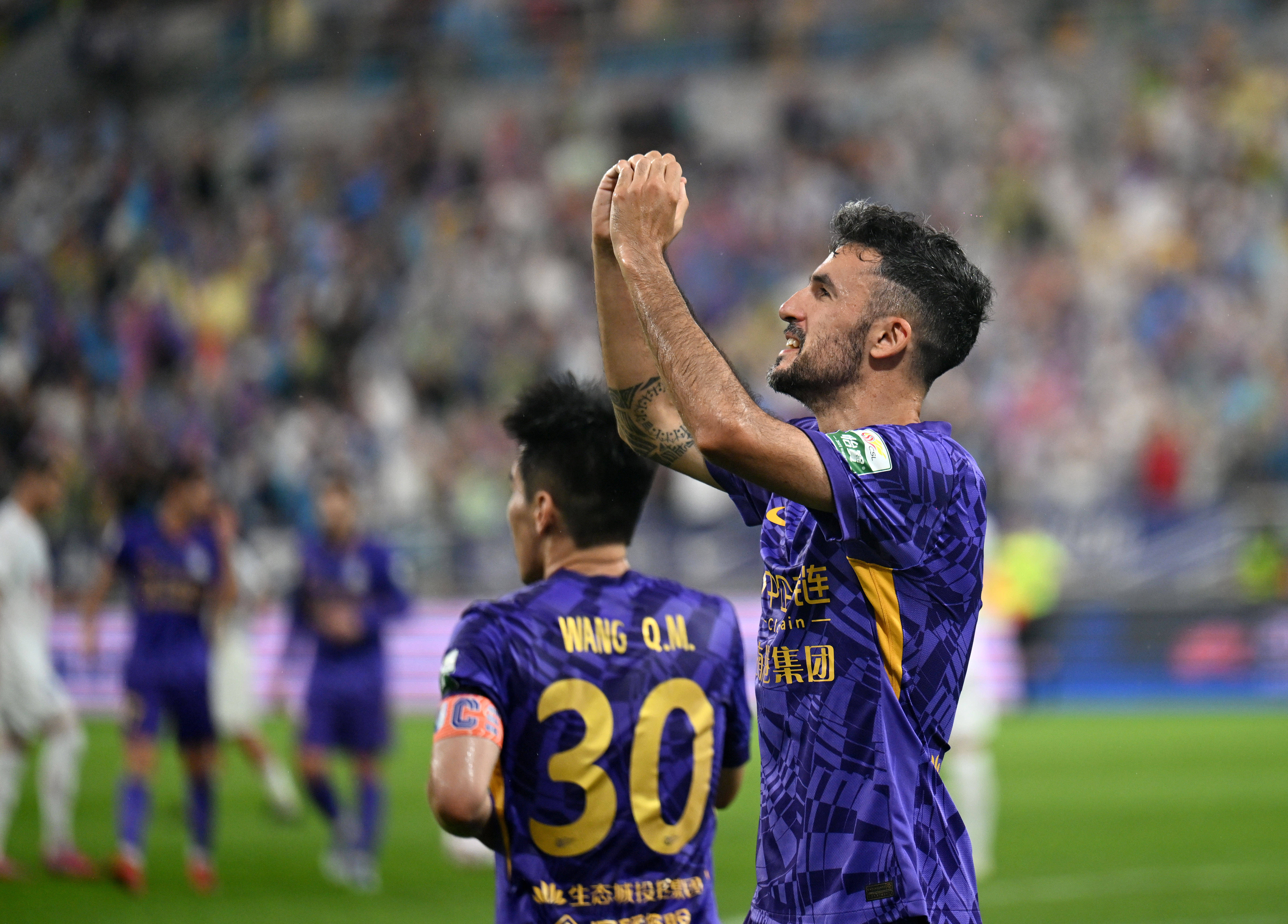 包含本周足球联赛最新报道：球队表现出色取胜的词条